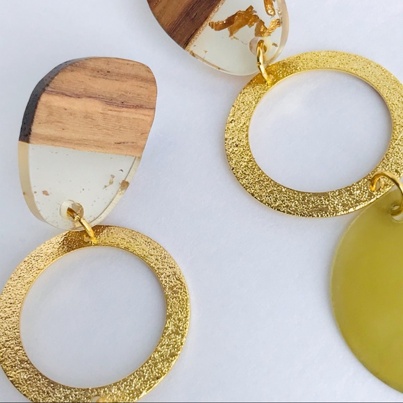 COPY - Wood stud earrings with mother pearl pendant - Picture 5 of 6